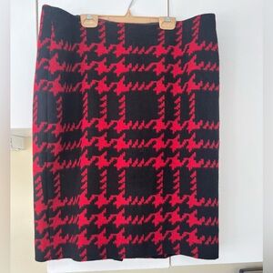 TALBOTS Red and Black Houndstooth 42% wool , 58% poly fully lined pencil skirt